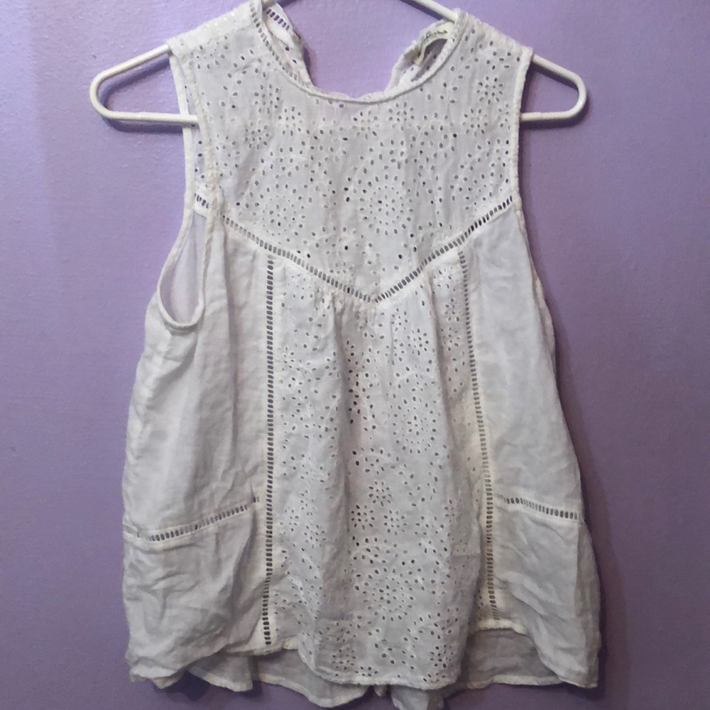 White tank top with a flower like detail